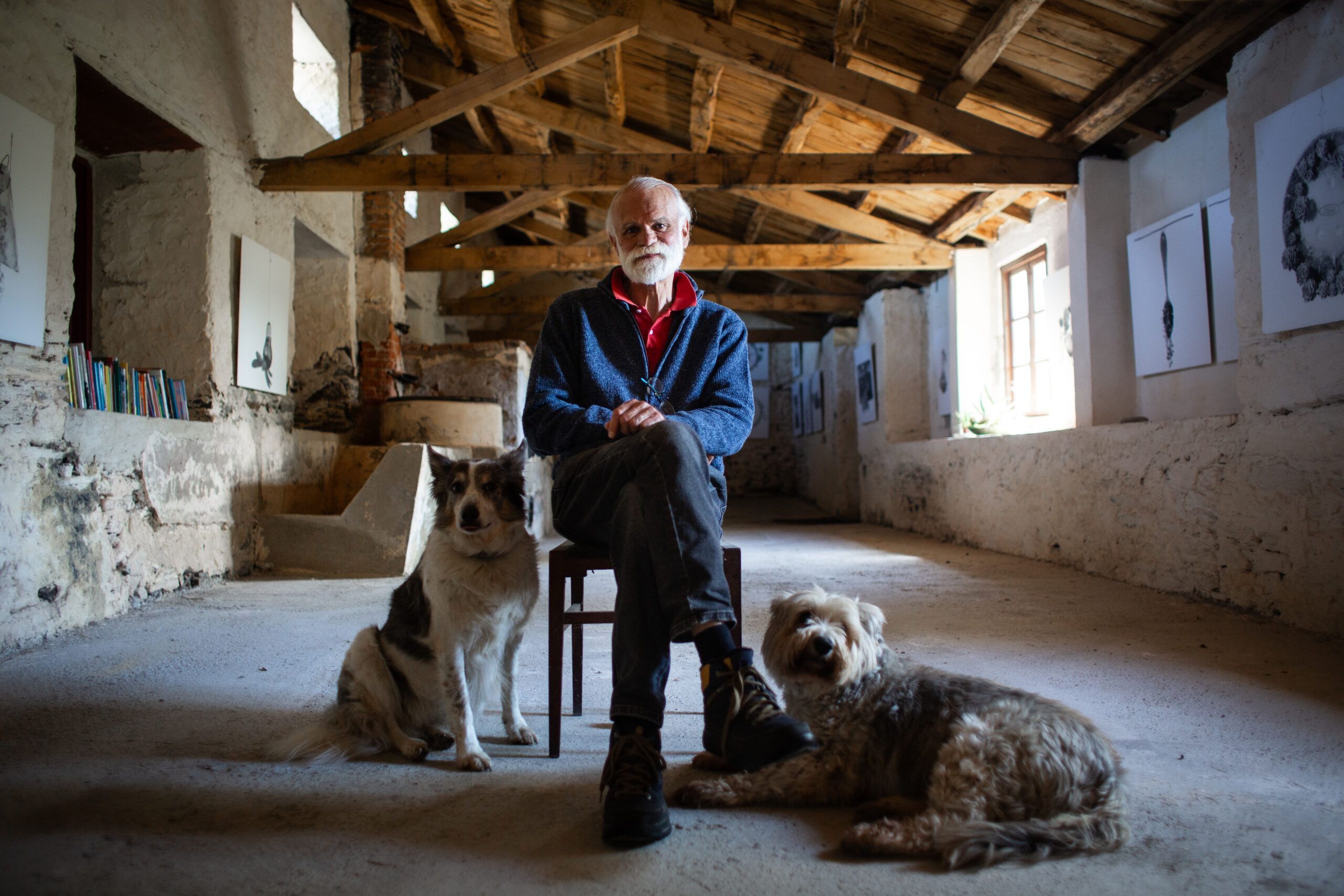 EL ESCRITOR GONZALO MOURE EN SU CASA DE FIGUERAS